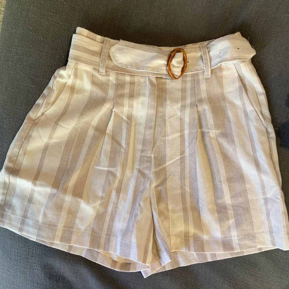 Vici belted  beige and white shorts